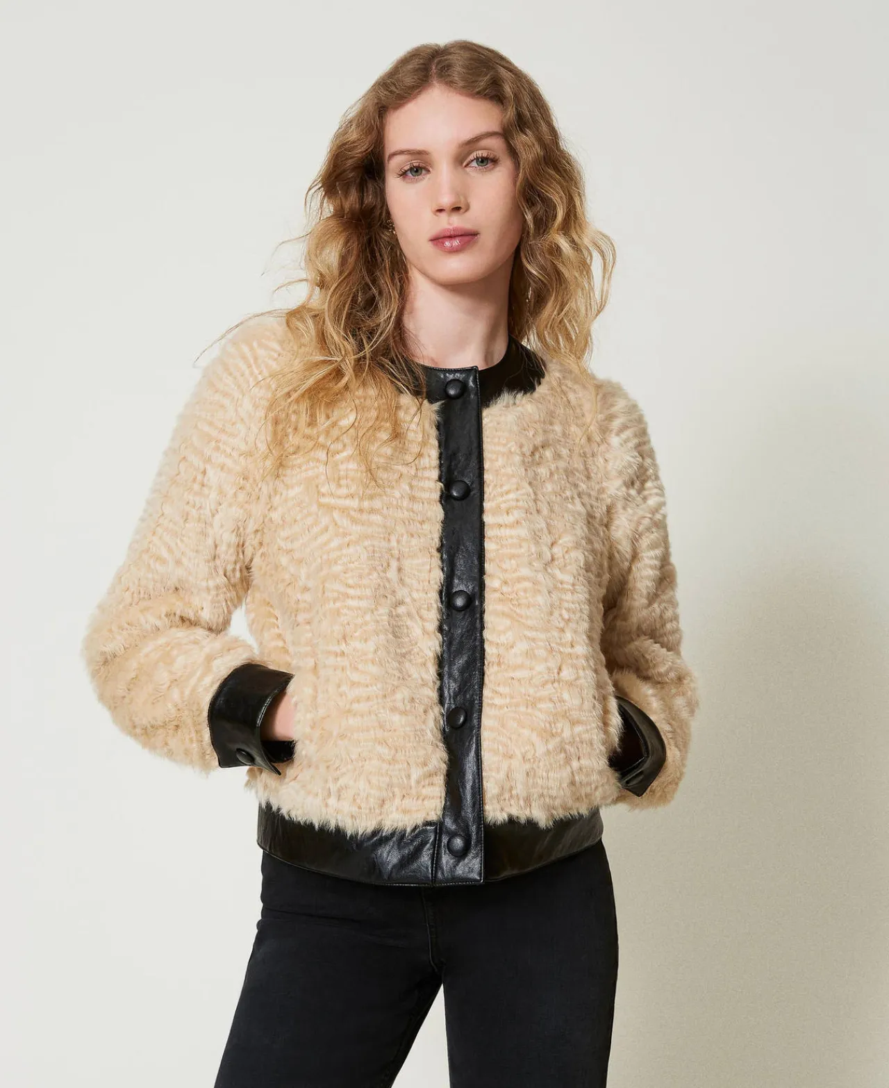 blouson_boxy_en_fausse_fo_0.webp Blousons Et Doudounes*TWINSET Milano Blouson Boxy En Fausse Fourrure Bicolore Ivoire / Noir