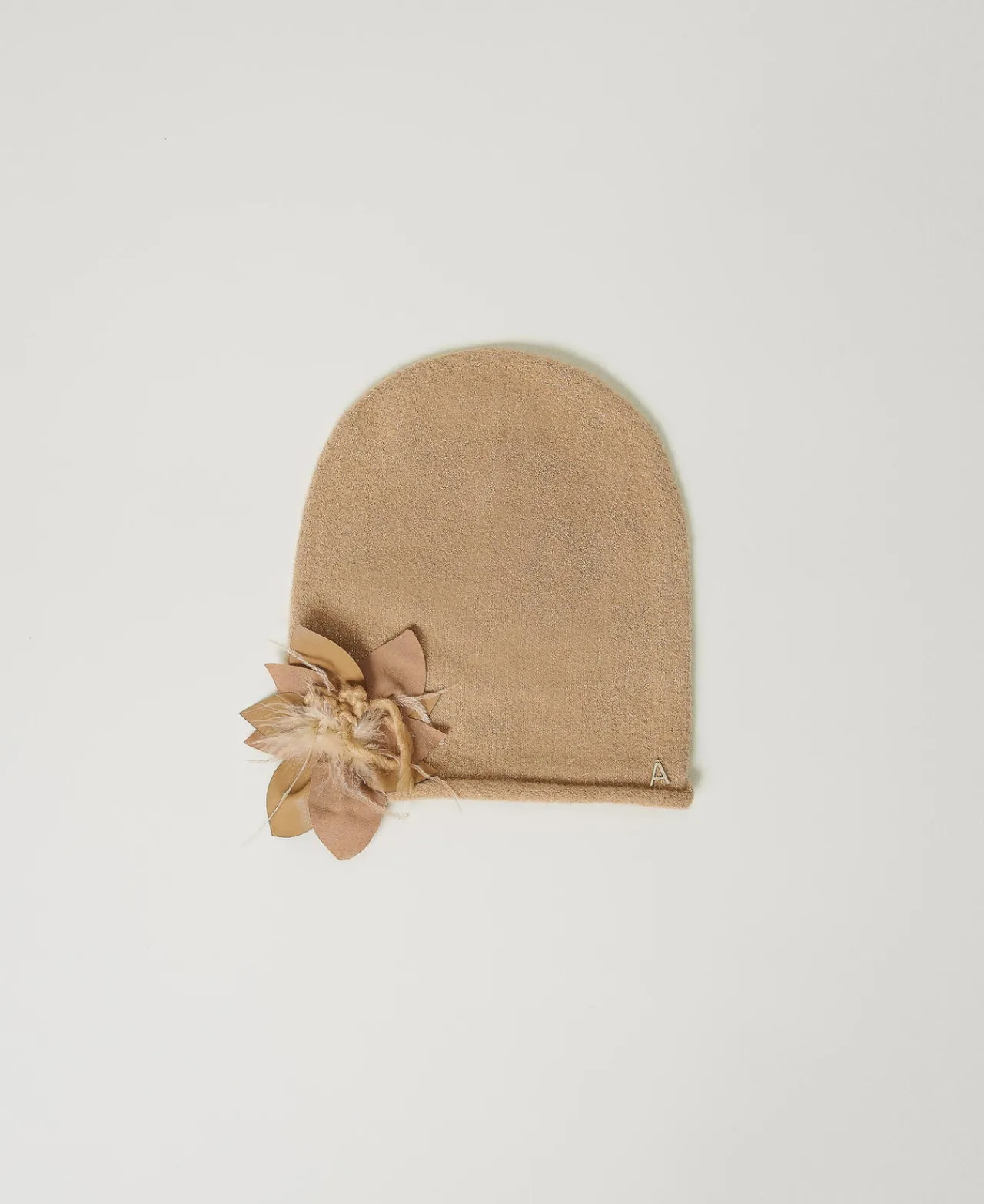 Chapeaux*TWINSET Milano Bonnet En Maille Avec Broche Florale Beige « Sesame »