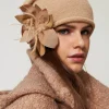 Chapeaux*TWINSET Milano Bonnet En Maille Avec Broche Florale Beige « Sesame »