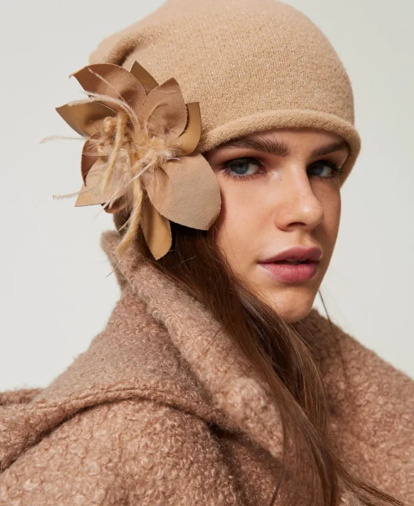 Chapeaux*TWINSET Milano Bonnet En Maille Avec Broche Florale Beige « Sesame »
