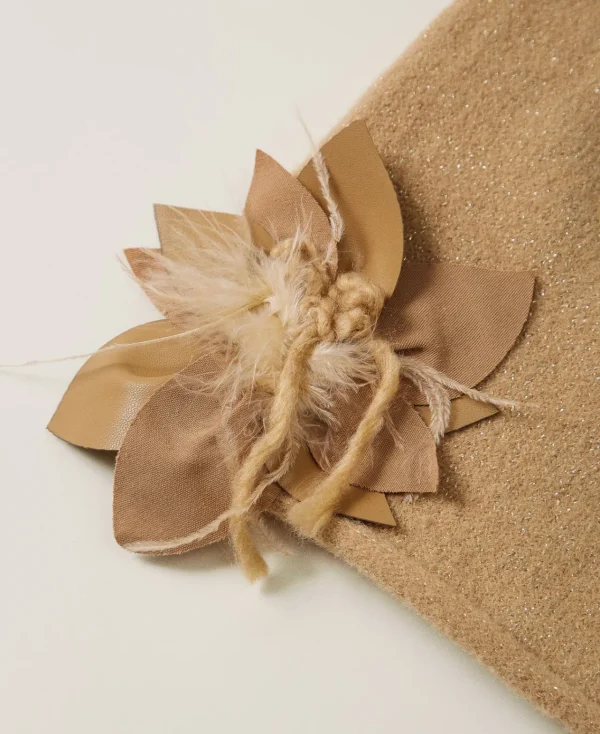 Chapeaux*TWINSET Milano Bonnet En Maille Avec Broche Florale Beige « Sesame »