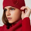 Chapeaux*TWINSET Milano Bonnet En Maille Avec Patch En Cœur Rouge Vénitien
