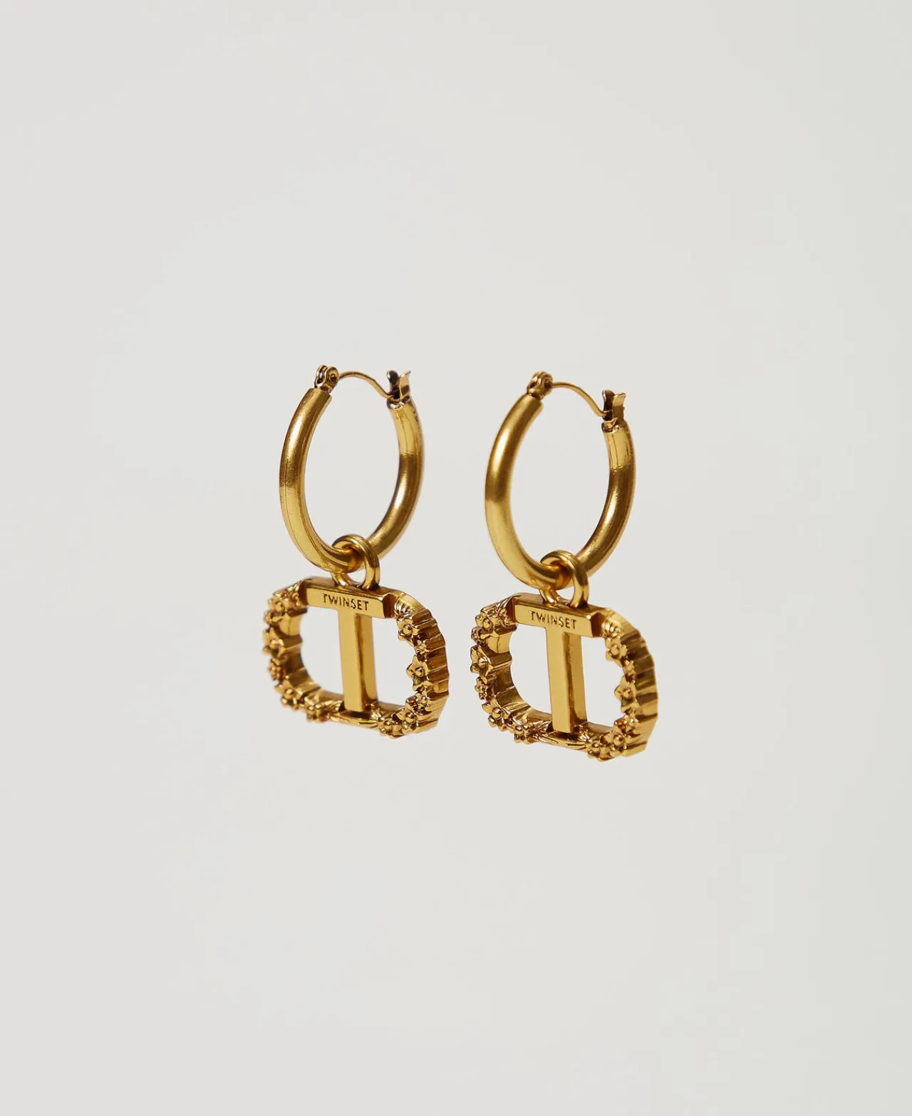 boucles_doreilles_en_anne_0.webp Bijoux*TWINSET Milano Boucles D’oreilles En Anneau Avec Oval T Floral Laiton Clair