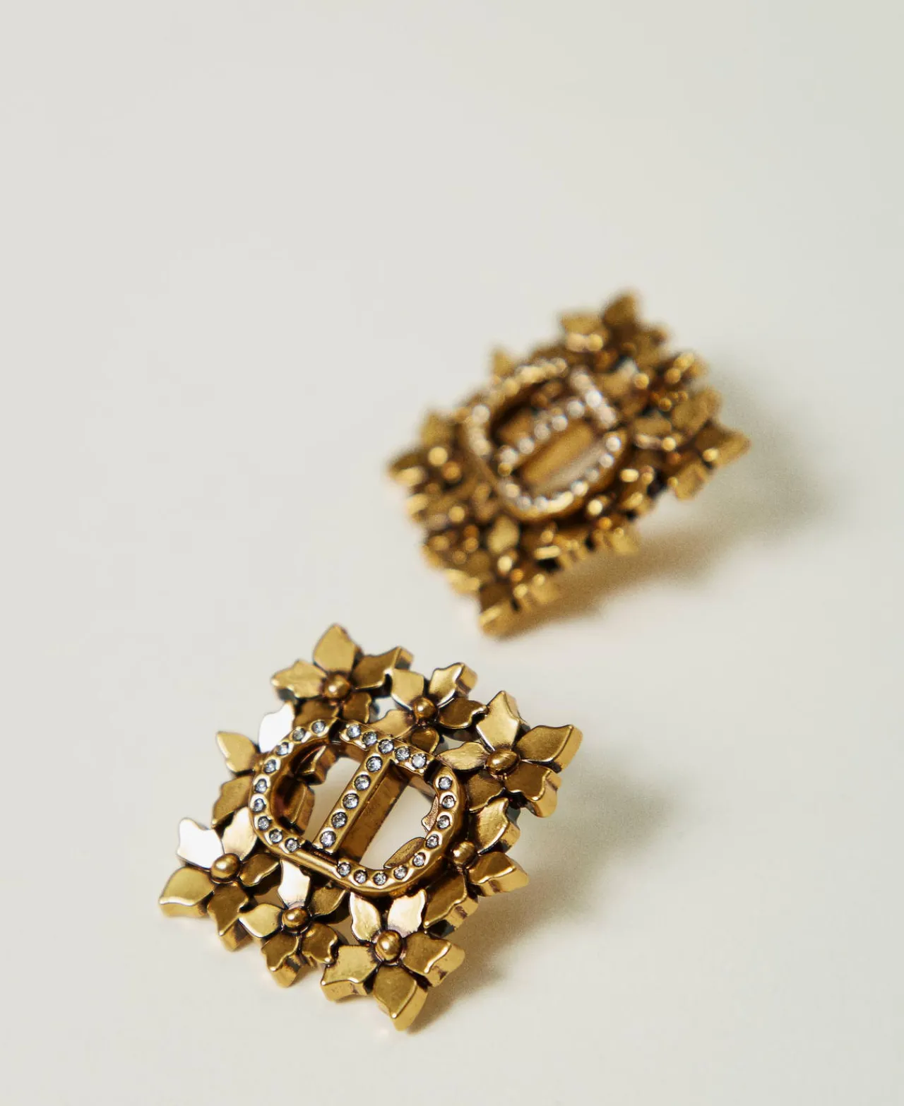 boucles_doreilles_oval_t__0.webp Bijoux*TWINSET Milano Boucles D’oreilles Oval T Avec Motif Floral Laiton Clair