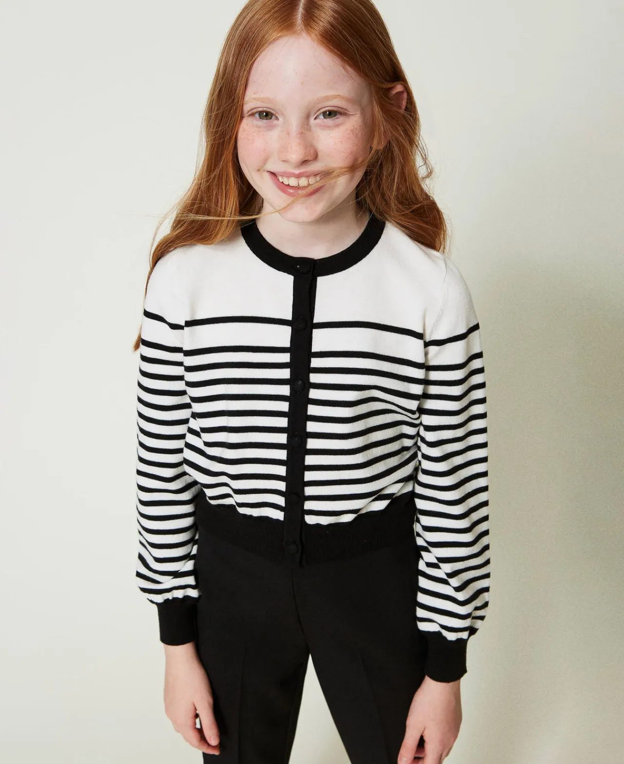 cardigan_ray_avec_logo_ja_0.webp Pulls Et Cardigans*TWINSET Milano Cardigan Rayé Avec Logo Jacquard Bicolore Blanc Cassé / Noir