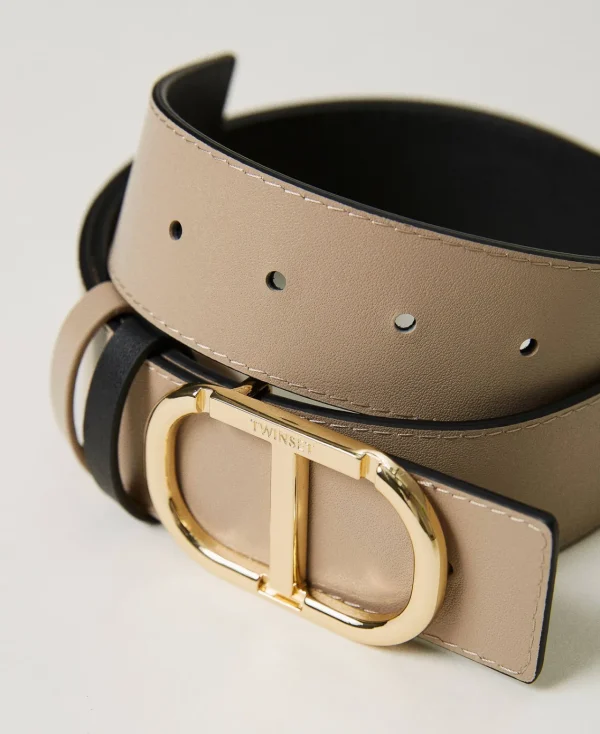 ceinture_rversible_en_cui_2.webp Ceintures*TWINSET Milano Ceinture Réversible En Cuir Avec Oval T Bicolore Noir/Beige « Light Taupe »