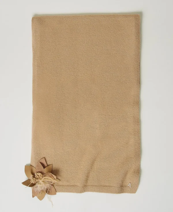 Écharpes*TWINSET Milano Écharpe En Maille Avec Broche Florale Beige « Sesame »