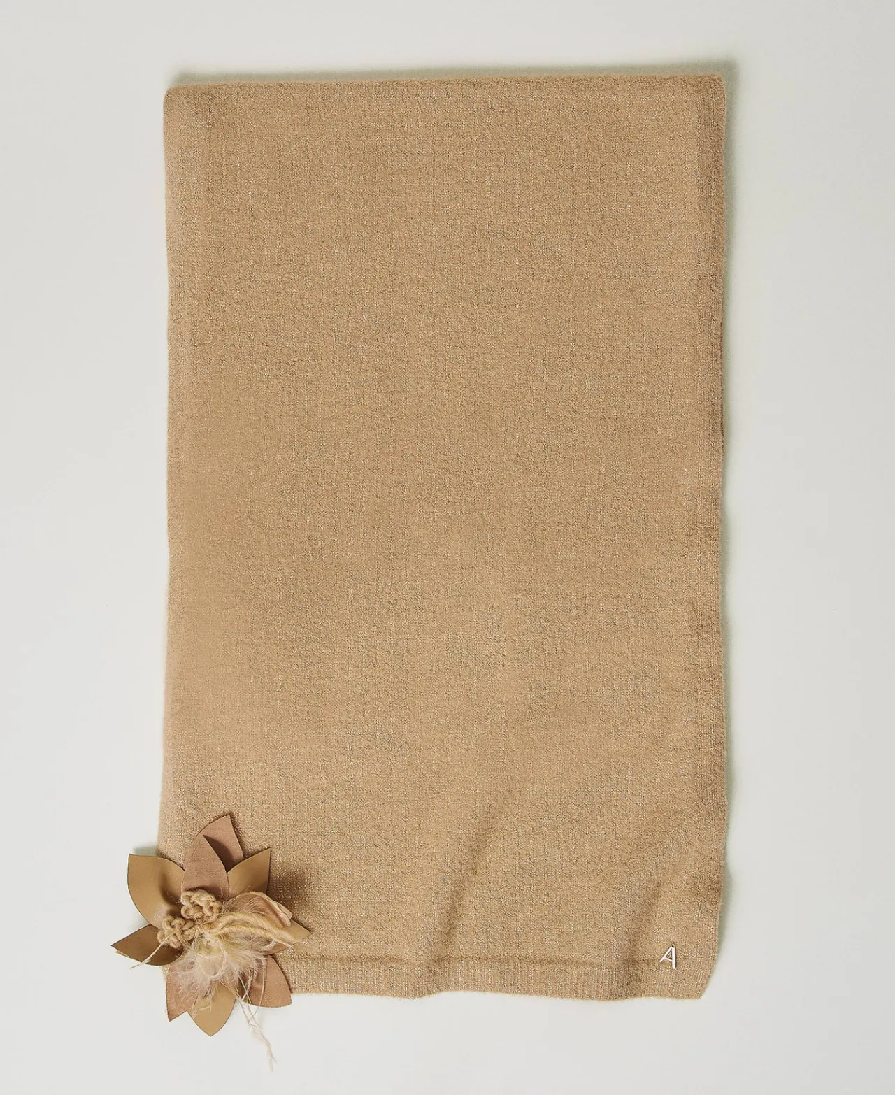 Écharpes*TWINSET Milano Écharpe En Maille Avec Broche Florale Beige « Sesame »