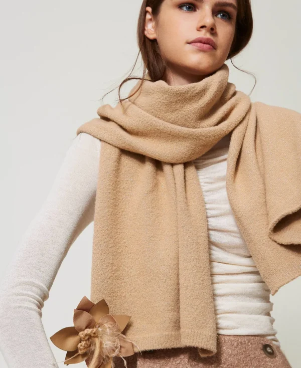 Écharpes*TWINSET Milano Écharpe En Maille Avec Broche Florale Beige « Sesame »