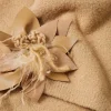 Écharpes*TWINSET Milano Écharpe En Maille Avec Broche Florale Beige « Sesame »