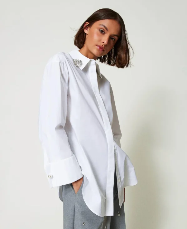 chemise_oversize_en_popel_3.webp Blouses Et Chemises*TWINSET Milano Chemise Oversize En Popeline Avec Broderies Blanc "Papers"