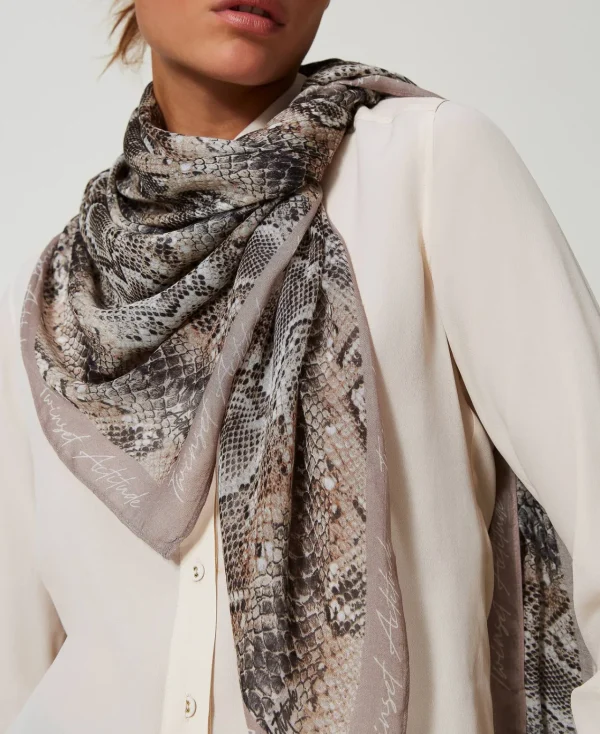 keffieh_en_crpe_georgette_1.webp Écharpes*TWINSET Milano Keffieh En Crêpe Georgette Avec Imprimé Serpent Imprimé Soft Serpent