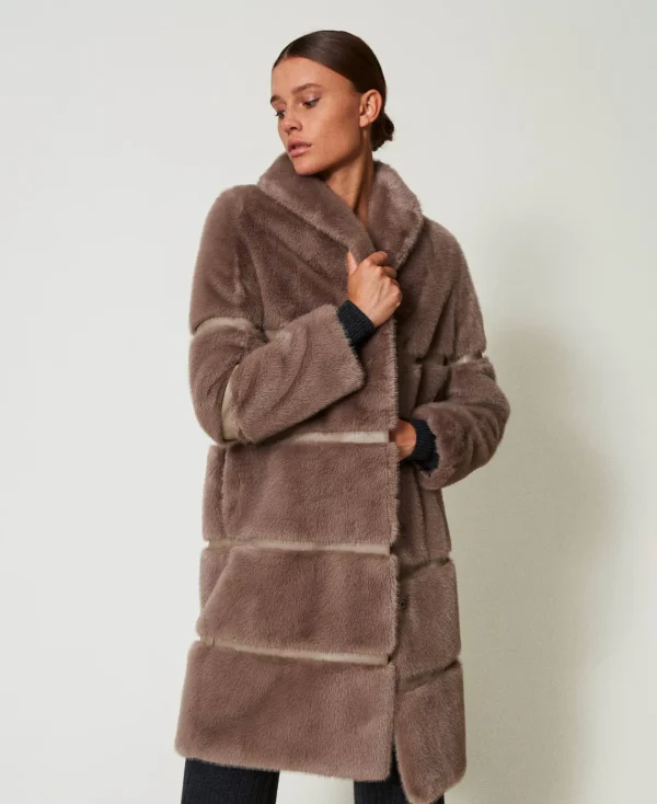 manteau_en_fausse_fourrur_2.webp Manteaux Et Trenchs*TWINSET Milano Manteau En Fausse Fourrure Avec Incrustations Taupe Foncé