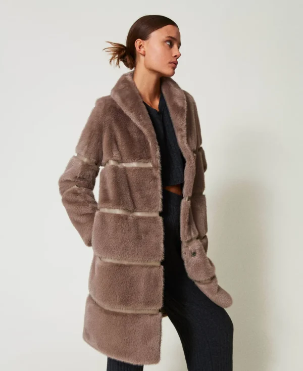 manteau_en_fausse_fourrur_3.webp Manteaux Et Trenchs*TWINSET Milano Manteau En Fausse Fourrure Avec Incrustations Taupe Foncé