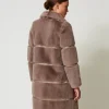manteau_en_fausse_fourrur_4.webp Manteaux Et Trenchs*TWINSET Milano Manteau En Fausse Fourrure Avec Incrustations Taupe Foncé