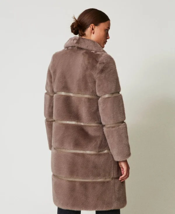 manteau_en_fausse_fourrur_4.webp Manteaux Et Trenchs*TWINSET Milano Manteau En Fausse Fourrure Avec Incrustations Taupe Foncé