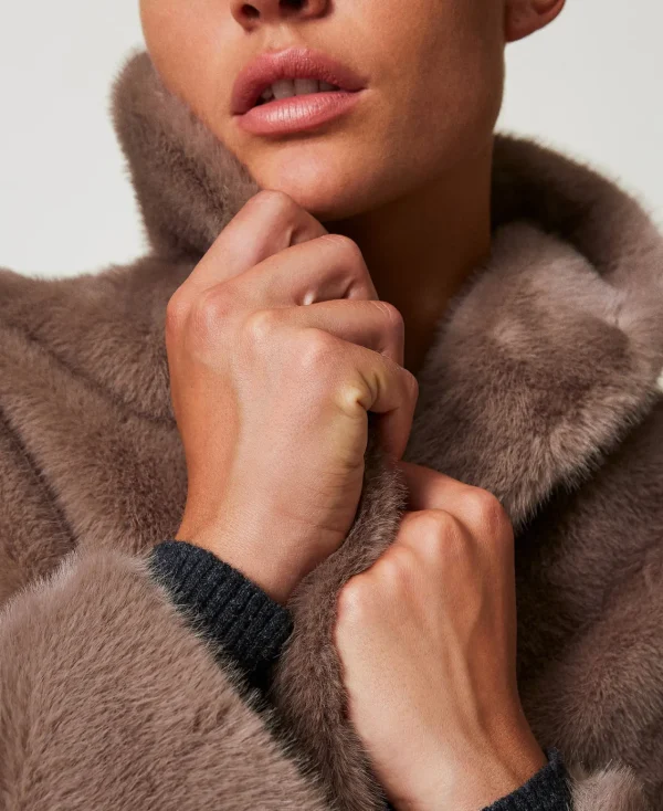 manteau_en_fausse_fourrur_5.webp Manteaux Et Trenchs*TWINSET Milano Manteau En Fausse Fourrure Avec Incrustations Taupe Foncé