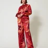 pantalon_ample_en_satin_f_0.webp Pantalons Larges Et Palazzo*TWINSET Milano Pantalon Ample En Satin Floral Grandes Fleurs Rouge/Red Plum