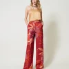 pantalon_ample_en_satin_f_4.webp Pantalons Larges Et Palazzo*TWINSET Milano Pantalon Ample En Satin Floral Grandes Fleurs Rouge/Red Plum