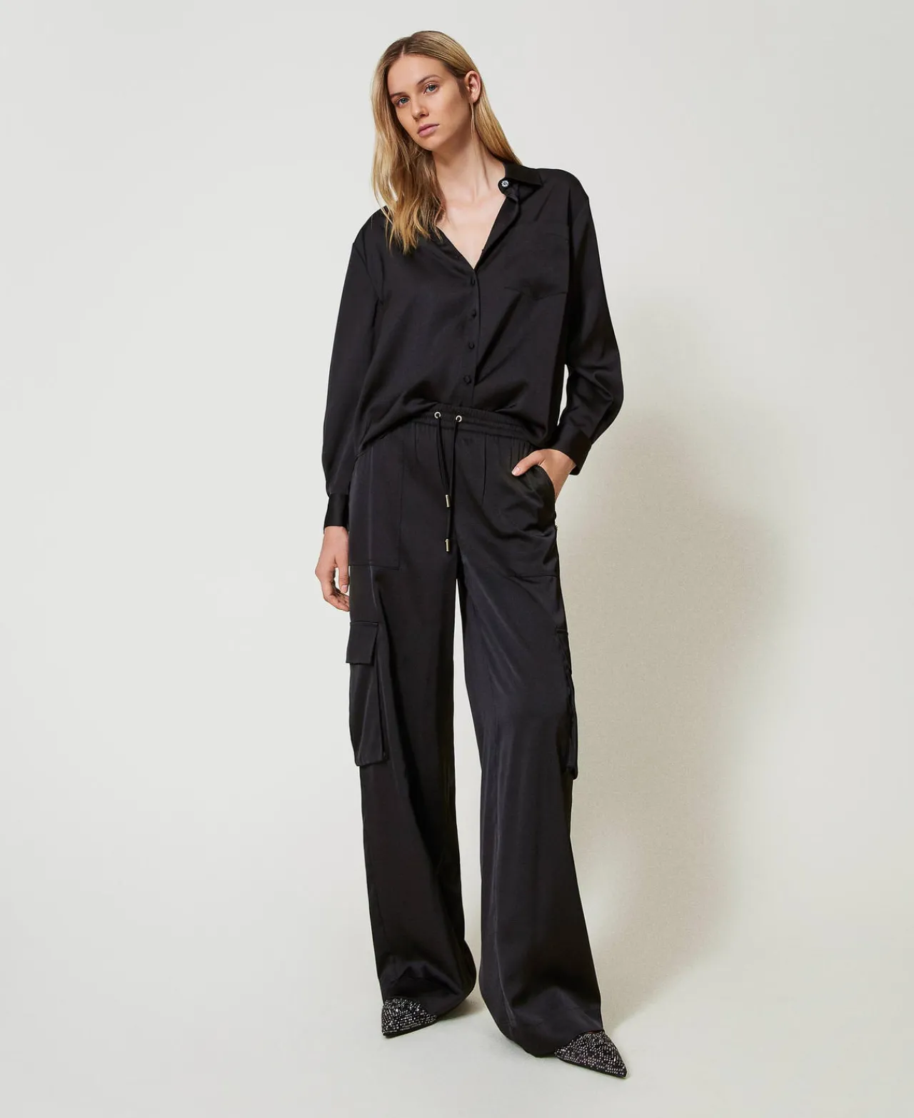 pantalon_cargo_en_satin_0-1.webp Pantalons Cargo | Pantalons Larges Et Palazzo*TWINSET Milano Pantalon Cargo En Satin Noir