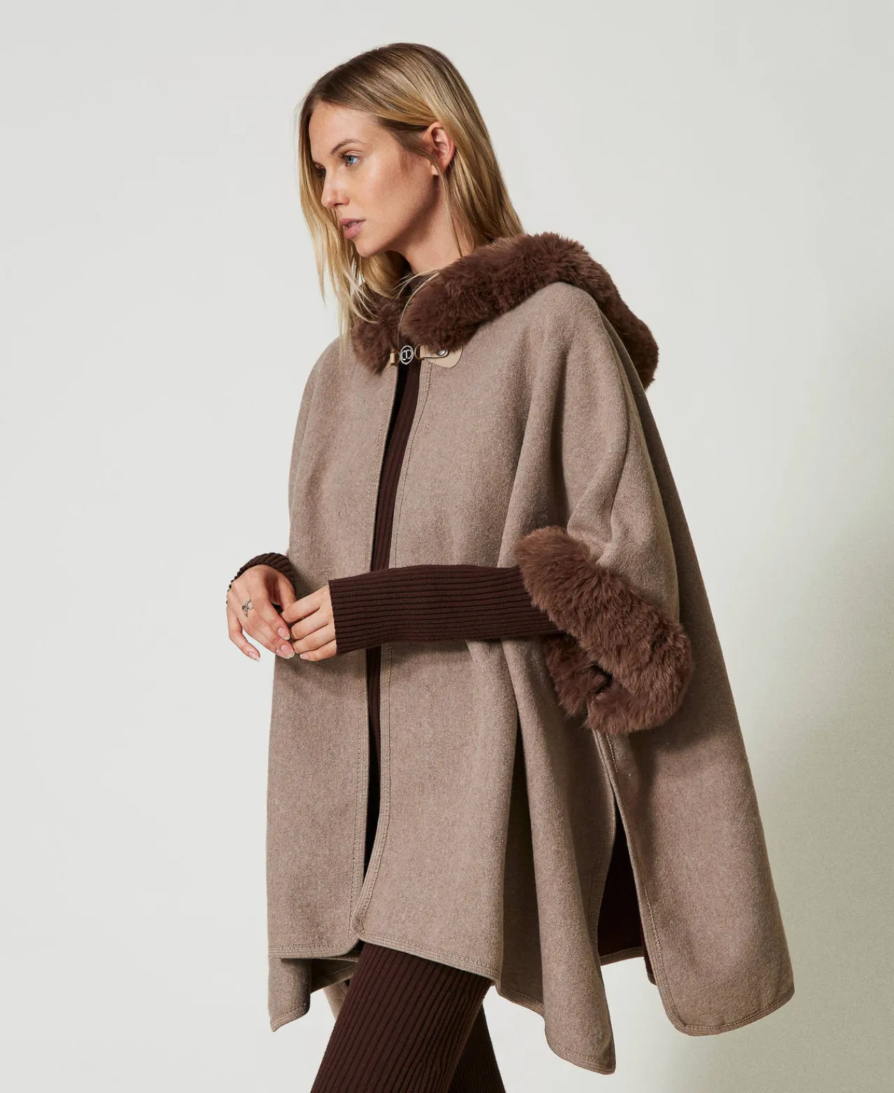 poncho_en_drap_et_fausse__0.webp Ponchos*TWINSET Milano Poncho En Drap Et Fausse Fourrure Chocolate Malt