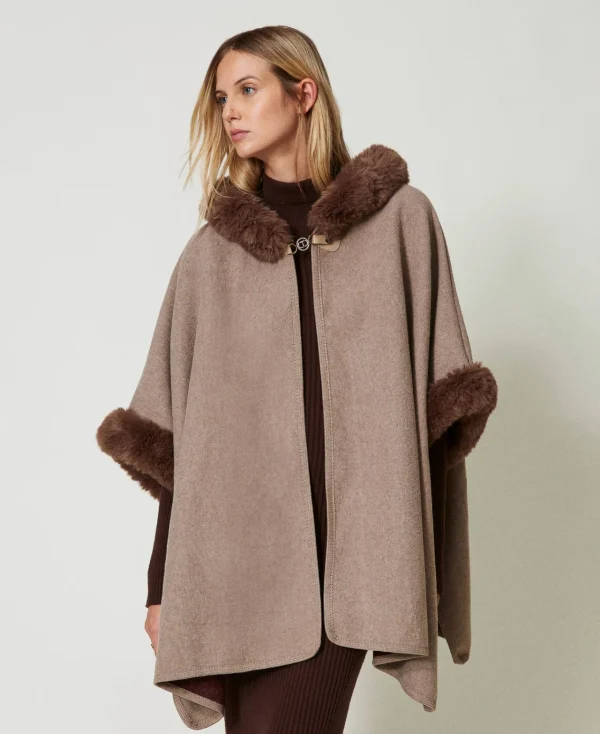poncho_en_drap_et_fausse__2.webp Ponchos*TWINSET Milano Poncho En Drap Et Fausse Fourrure Chocolate Malt