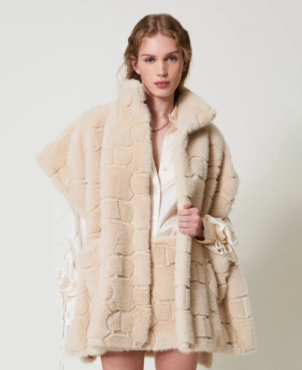 Ponchos*TWINSET Milano Poncho En Fausse Fourrure Avec Logo Blanc « White Cream »