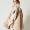 Ponchos*TWINSET Milano Poncho En Fausse Fourrure Avec Logo Blanc « White Cream »
