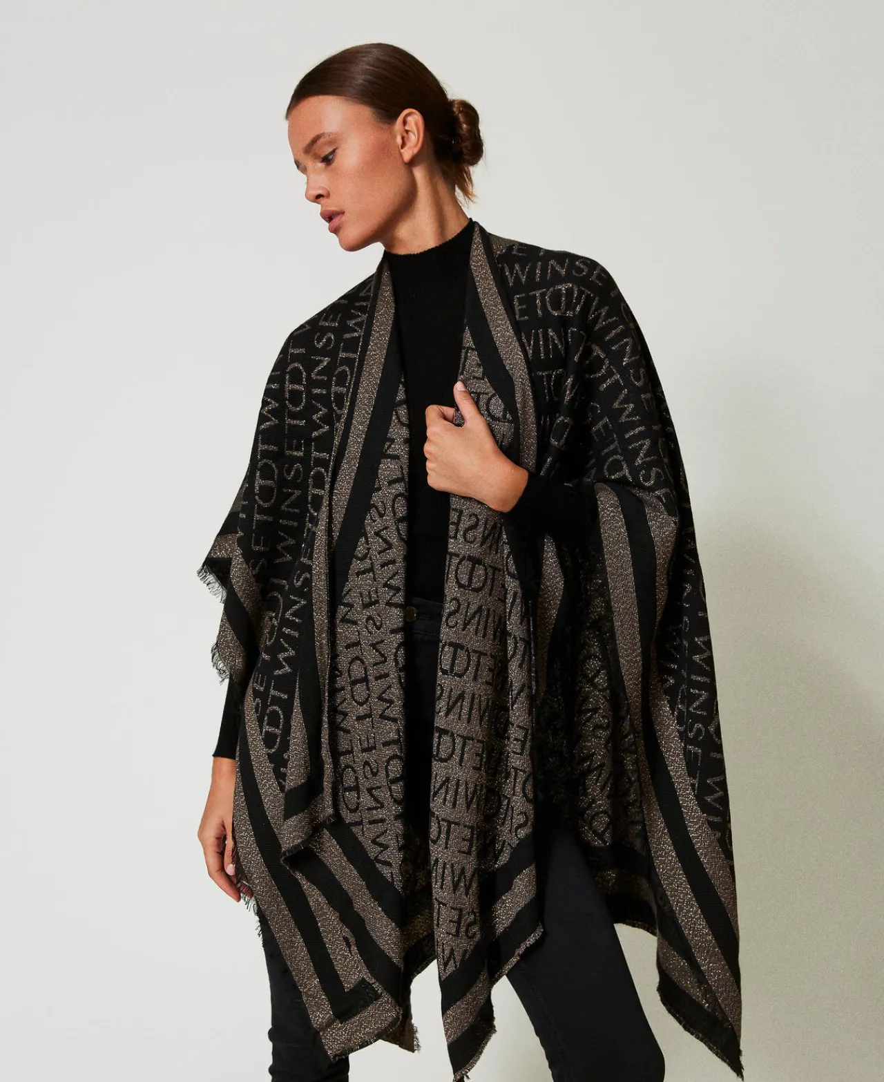 poncho_jacquard_avec_logo_0-1.webp Ponchos*TWINSET Milano Poncho Jacquard Avec Logo Noir