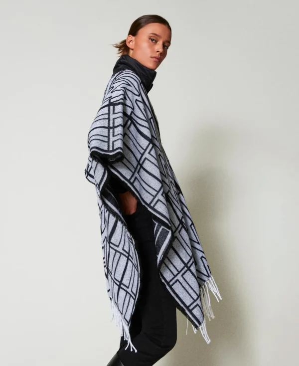 poncho_jacquard_avec_logo_2.webp Ponchos*TWINSET Milano Poncho Jacquard Avec Logo Noir
