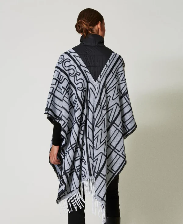 poncho_jacquard_avec_logo_3.webp Ponchos*TWINSET Milano Poncho Jacquard Avec Logo Noir