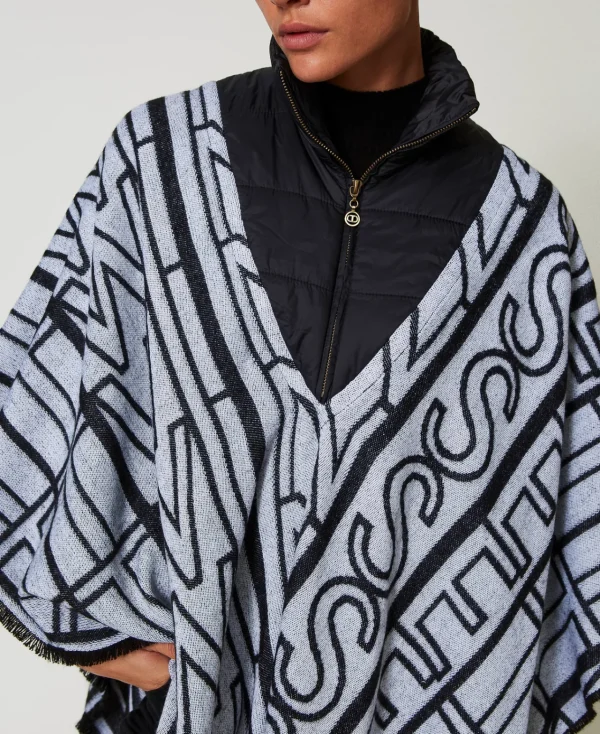 poncho_jacquard_avec_logo_4.webp Ponchos*TWINSET Milano Poncho Jacquard Avec Logo Noir
