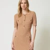 robe_courte_ajuste_en_mai_0.webp Robes En Maille | Robes Courtes*TWINSET Milano Robe Courte Ajustée En Maille Avec Boutons Marron « Sandy Brown »