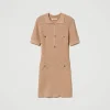 robe_courte_ajuste_en_mai_1.webp Robes En Maille | Robes Courtes*TWINSET Milano Robe Courte Ajustée En Maille Avec Boutons Marron « Sandy Brown »