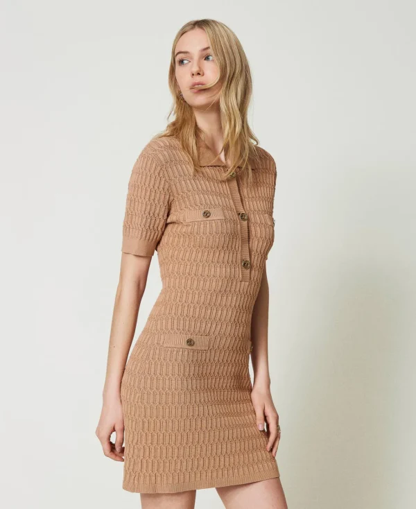 robe_courte_ajuste_en_mai_2.webp Robes En Maille | Robes Courtes*TWINSET Milano Robe Courte Ajustée En Maille Avec Boutons Marron « Sandy Brown »