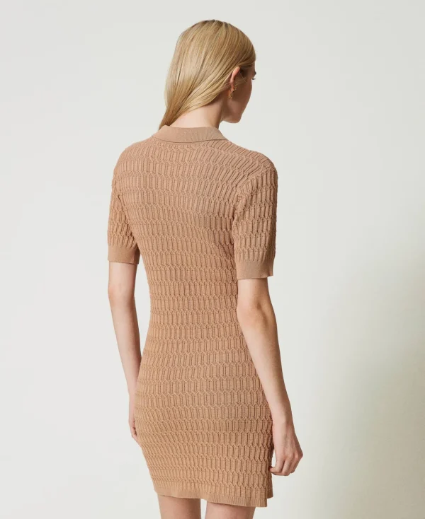 robe_courte_ajuste_en_mai_3.webp Robes En Maille | Robes Courtes*TWINSET Milano Robe Courte Ajustée En Maille Avec Boutons Marron « Sandy Brown »