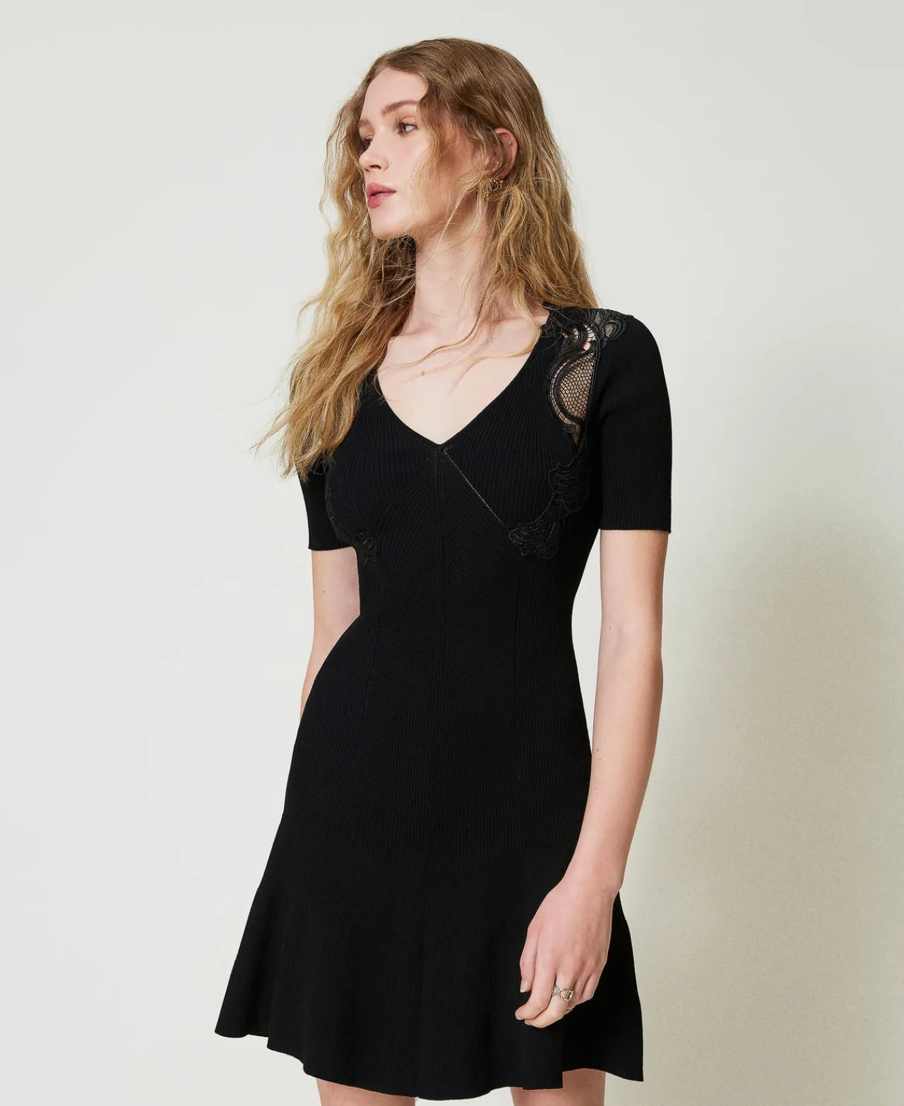robe_courte_en_maille_ave_0-5.webp Robes De Cérémonie | Robes Élégantes*TWINSET Milano Robe Courte En Maille Avec Dentelle Noir