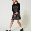 robe_courte_en_maille_ave_0-7.webp Robes*TWINSET Milano Robe Courte En Maille Avec Rayures Plissées Bicolore Noir / Blanc Cassé