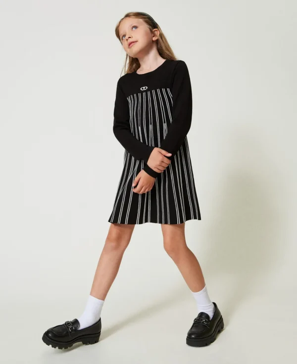 robe_courte_en_maille_ave_0-7.webp Robes*TWINSET Milano Robe Courte En Maille Avec Rayures Plissées Bicolore Noir / Blanc Cassé