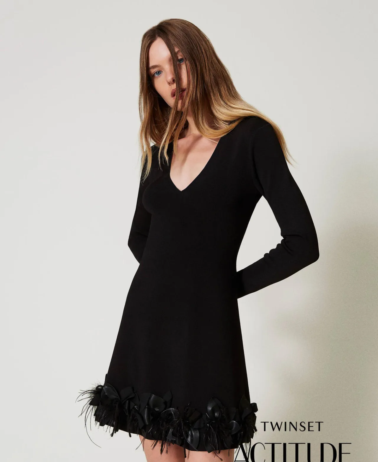 robe_courte_en_maille_ave_0.webp Robes En Maille | Robes Courtes*TWINSET Milano Robe Courte En Maille Avec Fleurs Et Plumes Noir