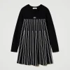 robe_courte_en_maille_ave_1-7.webp Robes*TWINSET Milano Robe Courte En Maille Avec Rayures Plissées Bicolore Noir / Blanc Cassé