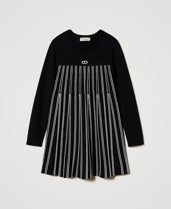robe_courte_en_maille_ave_1-7.webp Robes*TWINSET Milano Robe Courte En Maille Avec Rayures Plissées Bicolore Noir / Blanc Cassé