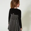 robe_courte_en_maille_ave_3-7.webp Robes*TWINSET Milano Robe Courte En Maille Avec Rayures Plissées Bicolore Noir / Blanc Cassé