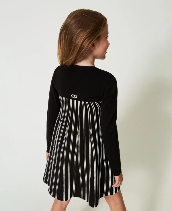 robe_courte_en_maille_ave_3-7.webp Robes*TWINSET Milano Robe Courte En Maille Avec Rayures Plissées Bicolore Noir / Blanc Cassé