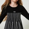 robe_courte_en_maille_ave_4-7.webp Robes*TWINSET Milano Robe Courte En Maille Avec Rayures Plissées Bicolore Noir / Blanc Cassé