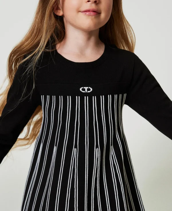 robe_courte_en_maille_ave_4-7.webp Robes*TWINSET Milano Robe Courte En Maille Avec Rayures Plissées Bicolore Noir / Blanc Cassé