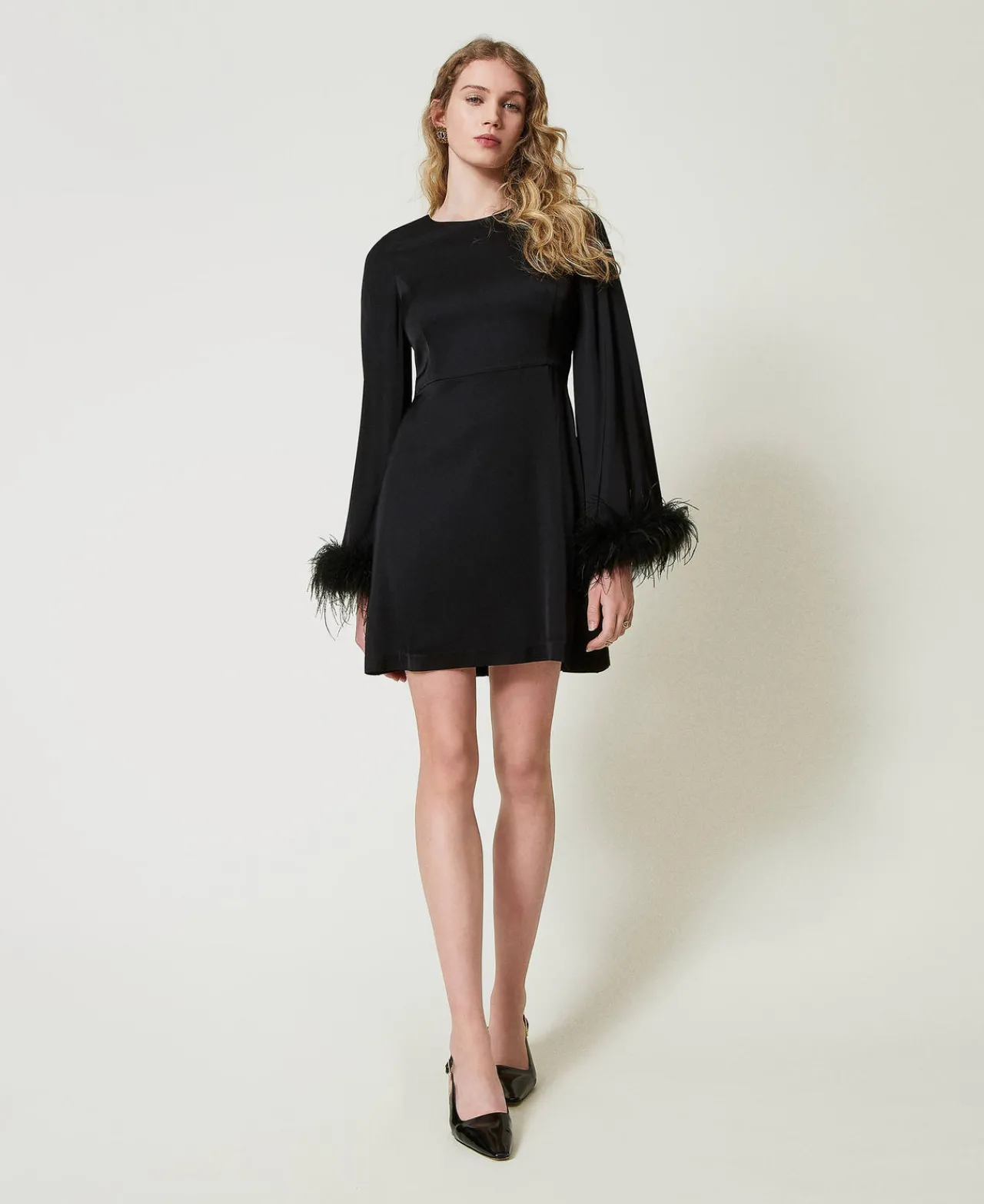 robe_courte_en_satin_avec_0.webp Robes De Cérémonie | Robes Élégantes*TWINSET Milano Robe Courte En Satin Avec Plumes Noir