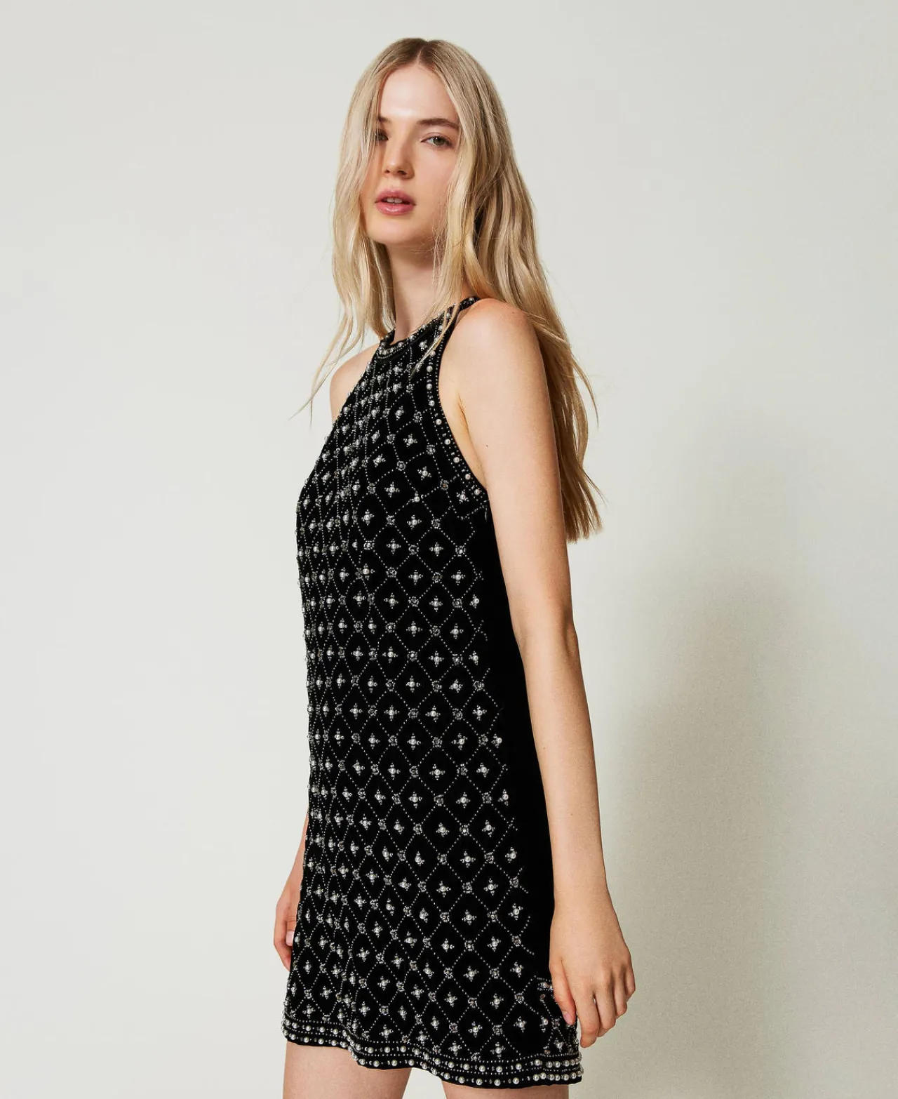 robe_courte_en_velours_br_0.webp Robes De Cérémonie | Robes Élégantes*TWINSET Milano Robe Courte En Velours Brodé Avec Encolure Américaine Noir