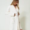robe_de_chambre_en_fausse_2.webp Sous-Vêtements Et Vêtements De Nuit*TWINSET Milano Robe De Chambre En Fausse Fourrure Avec Perles Blanc Antique White