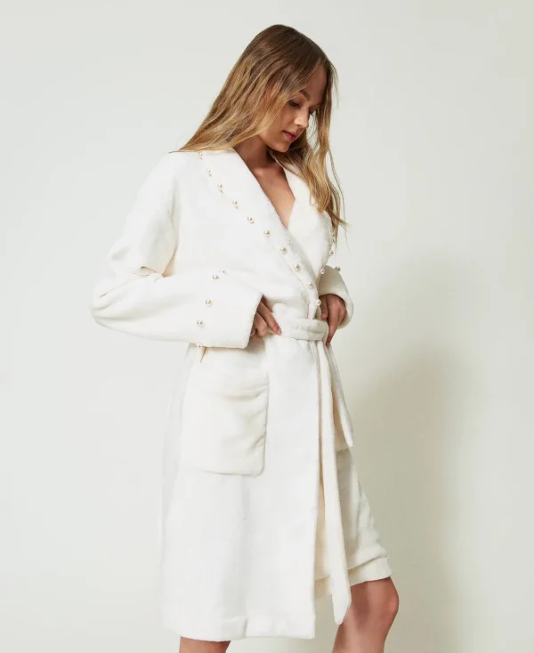 robe_de_chambre_en_fausse_2.webp Sous-Vêtements Et Vêtements De Nuit*TWINSET Milano Robe De Chambre En Fausse Fourrure Avec Perles Blanc Antique White